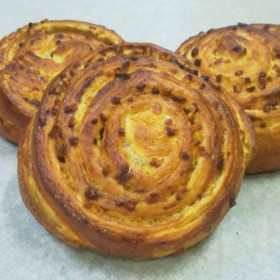   Вензель сахарный с орехами и медом   1,8 кг 
